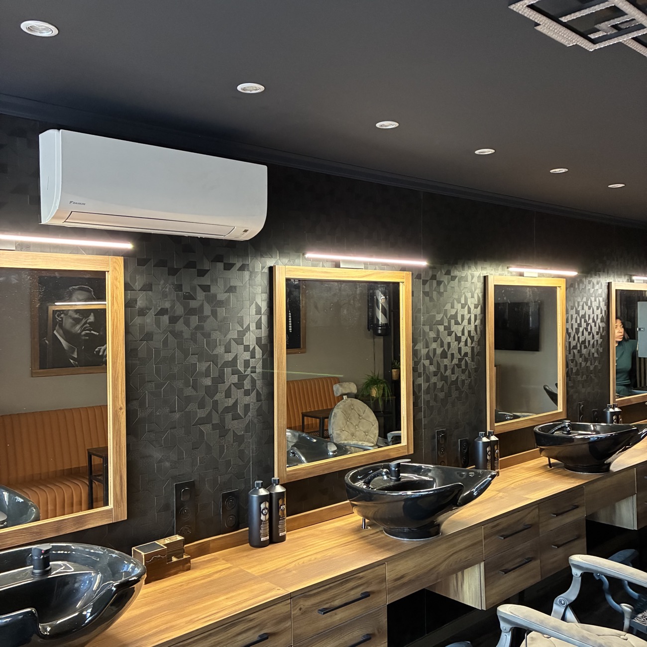 Bacs à shampoing et miroirs du salon Prestige Barbers Fréjus