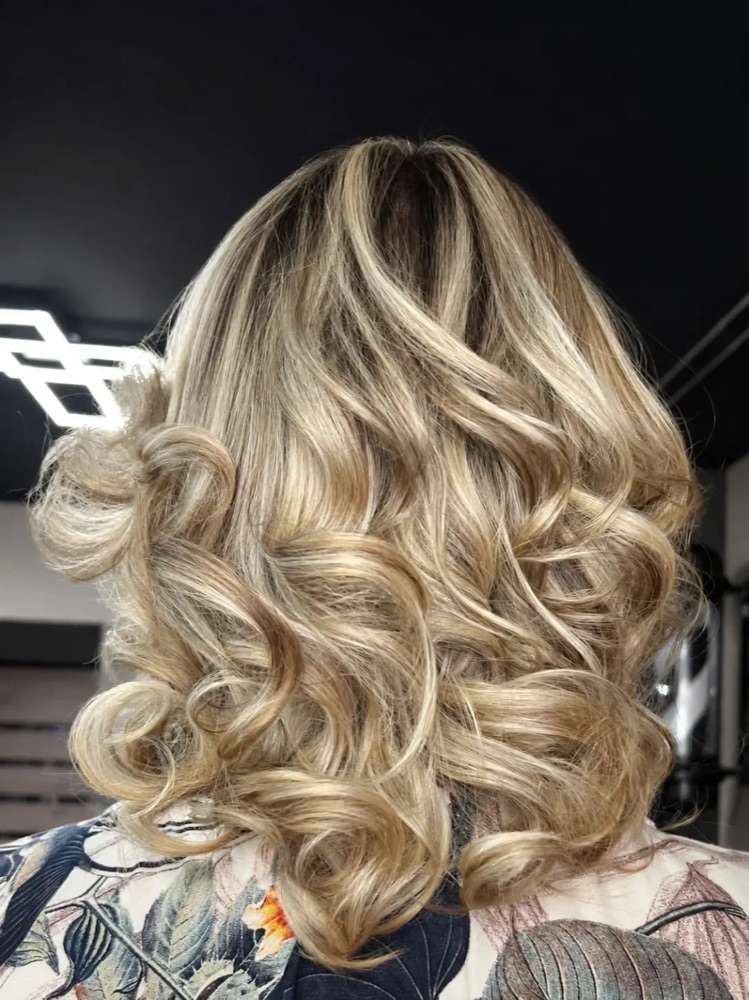 Brushing bouclé et balayage blond — coiffure femme Prestige Barbers Fréjus