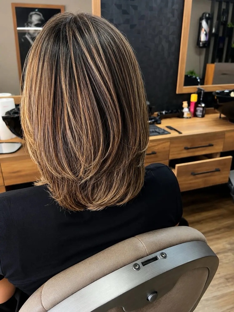 Carré dégradé avec mèches et balayage — coiffure femme Prestige Barbers Fréjus