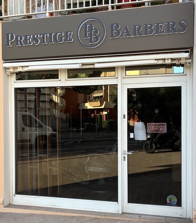 Devanture du barber shop Prestige Barbers à Fréjus